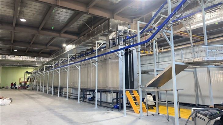 Plně automatická linka na práškové lakování pro povrchovou úpravu kovových výrobků